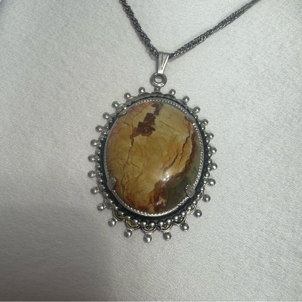 Stunning Vintage Agate Pendant Silver Tone Necklace